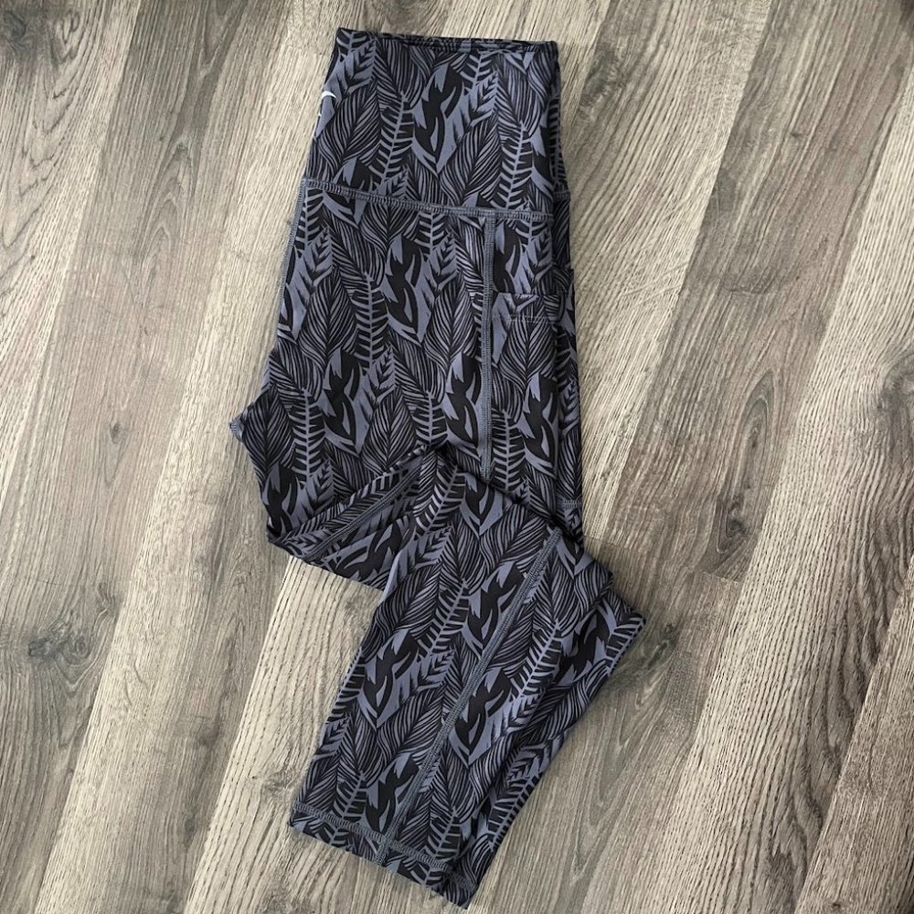 Zyia Activewear 7/8 Patterned Leggings with Pockets in Black and Gray Size 2